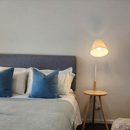 Cozy Retreat On Serene Street ハミルトン エクステリア 写真