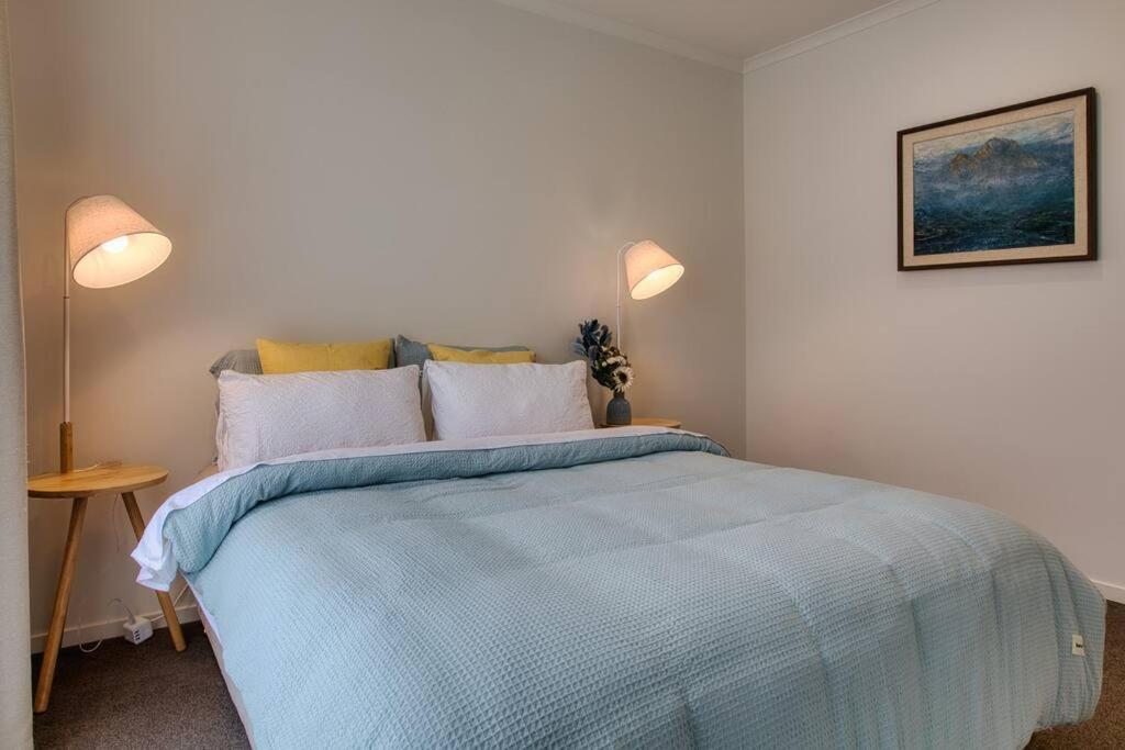 Cozy Retreat On Serene Street ハミルトン エクステリア 写真