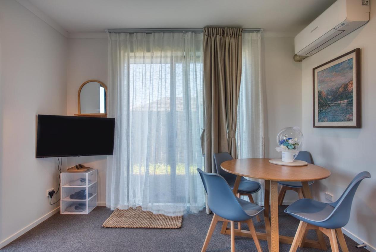 Cozy Retreat On Serene Street ハミルトン エクステリア 写真