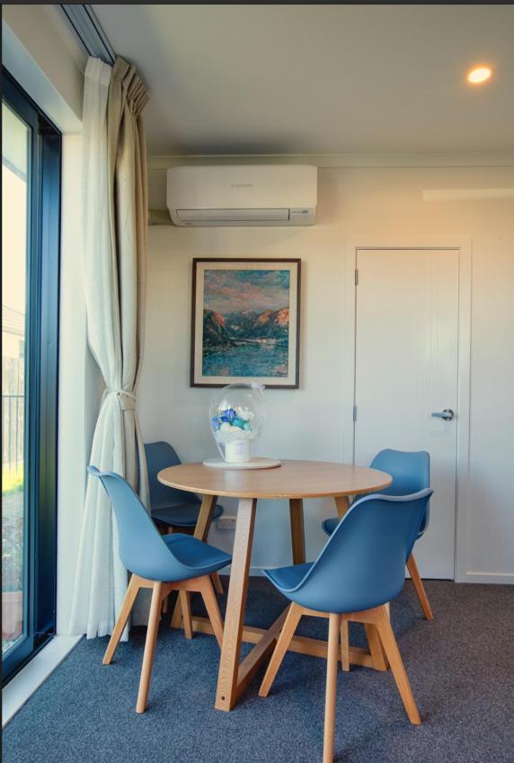 Cozy Retreat On Serene Street ハミルトン エクステリア 写真